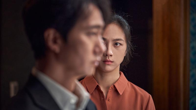 Park Hae-il and Tang Wei in a scene from <em>Decision to Leave.</em> 