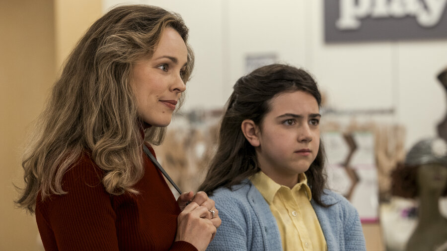 Rachel McAdams and Abby Ryder Fortson in <em>Are You There God? It's Me, Margaret</em>