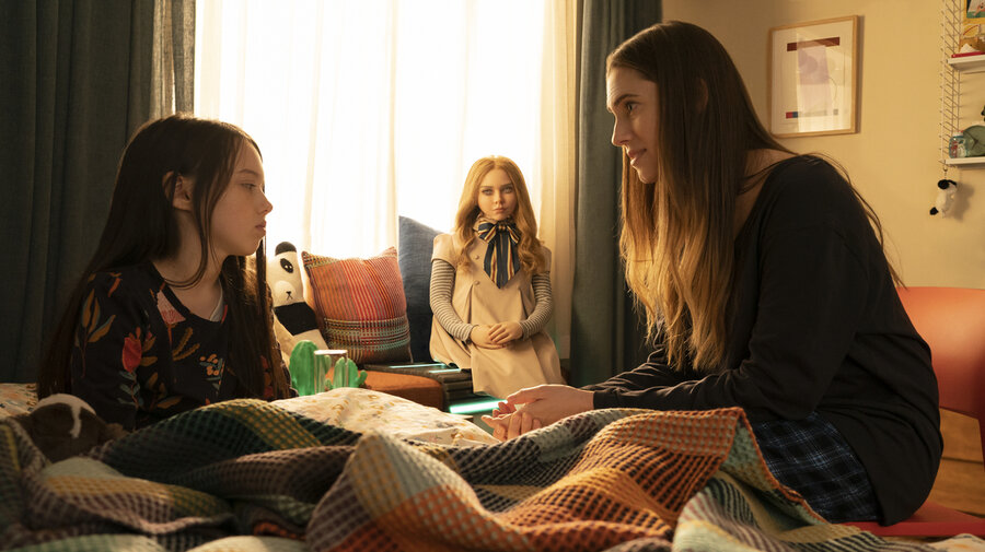 Violet McGraw and Allison Williams in <em>M3GAN</em>