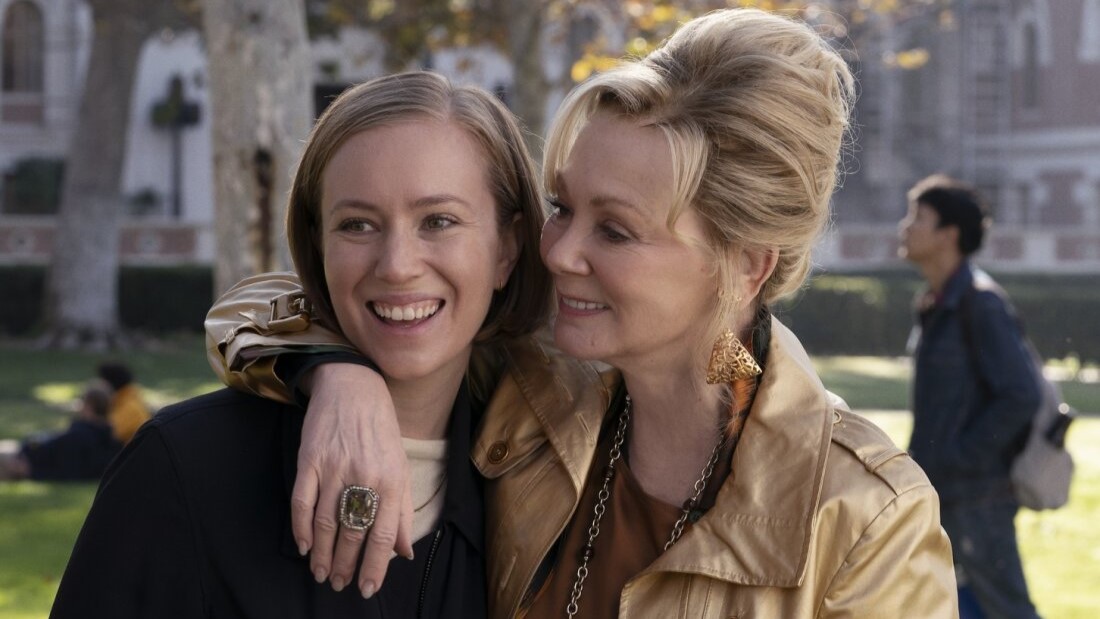 Hannah Einbinder and Jean Smart in </em>Hacks.</em>