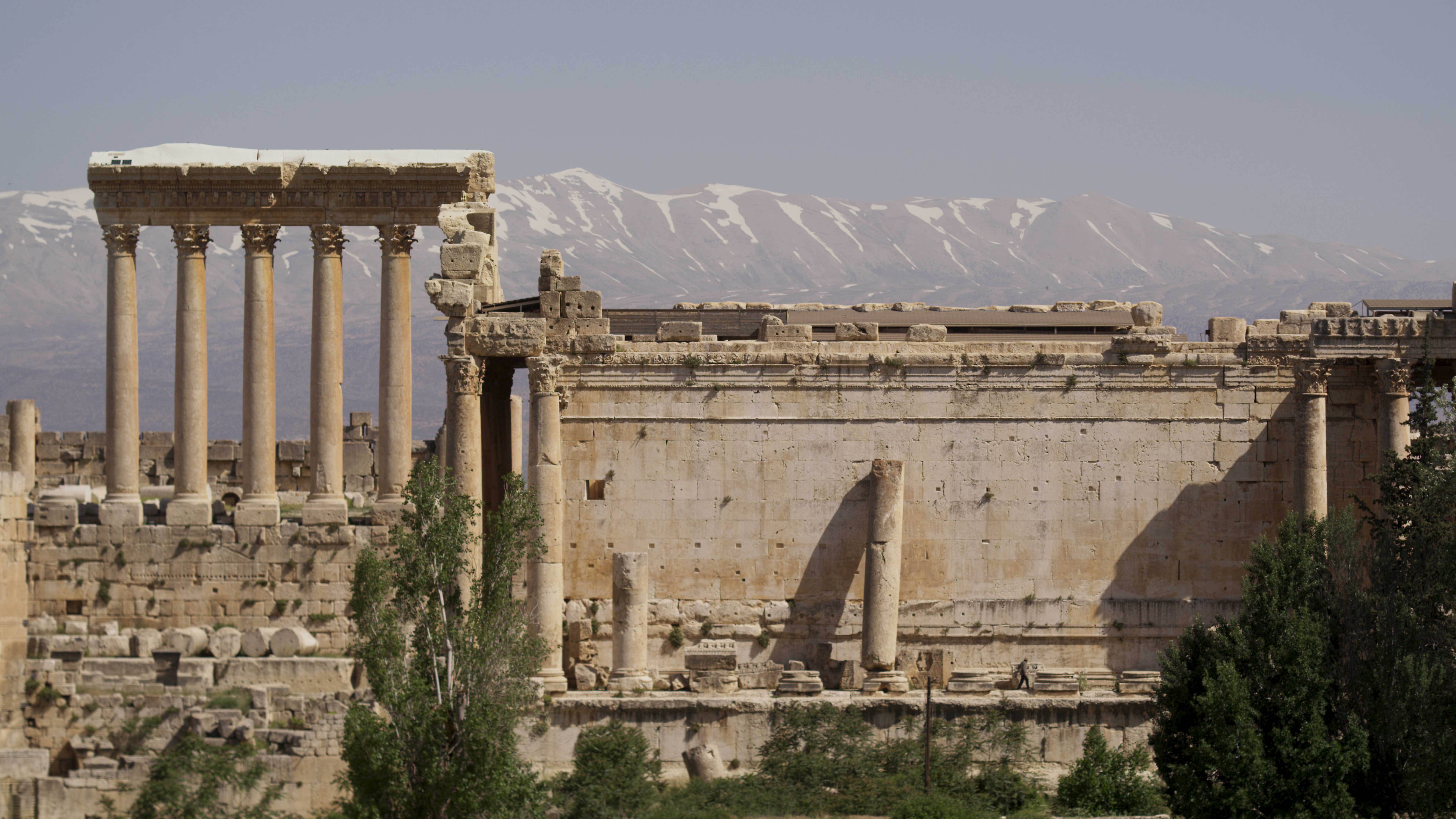 The ruins of a building in <em>Architecton.</em>