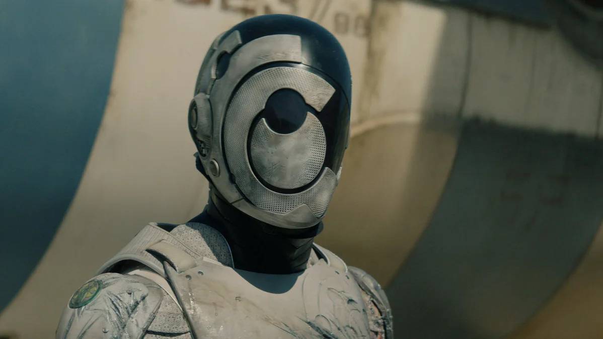 Alexander Skarsgård in <em> Murderbot.</em>

