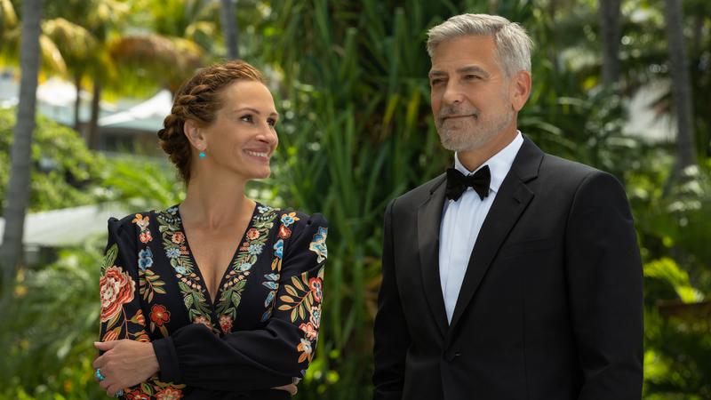 Julia Roberts and George Clooney in <em>Ticket to Paradise</em>